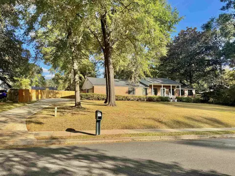 3915 Royal Oaks Dr, Tallahassee, FL 32309