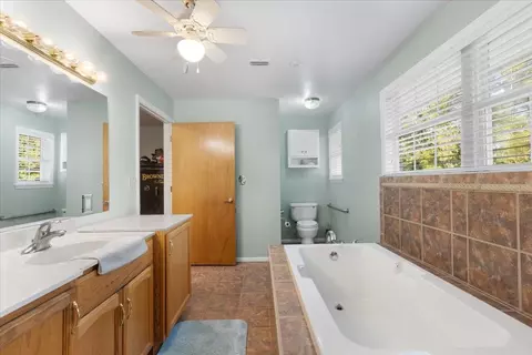 Bath - 218 SE Thirteenth St, Steinhatchee, FL 32359 photo 2 of 5