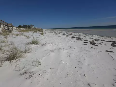 682 Gulf Shore Dr, Carrabelle, FL 32322