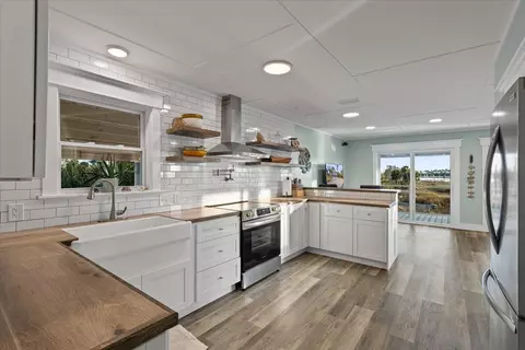 Kitchen - 201 NW First Ave, Steinhatchee, FL 32359 photo 4 of 8