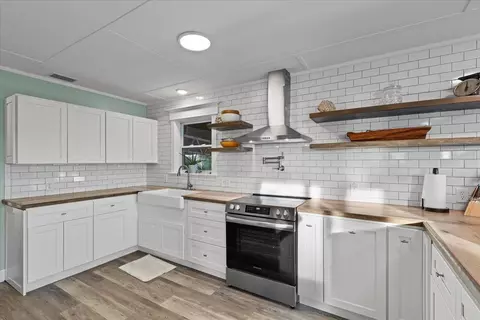 Kitchen - 201 NW First Ave, Steinhatchee, FL 32359 photo 5 of 8