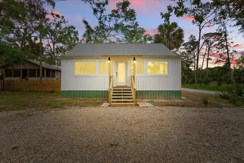 209 SE 10th St, Steinhatchee, FL 32359