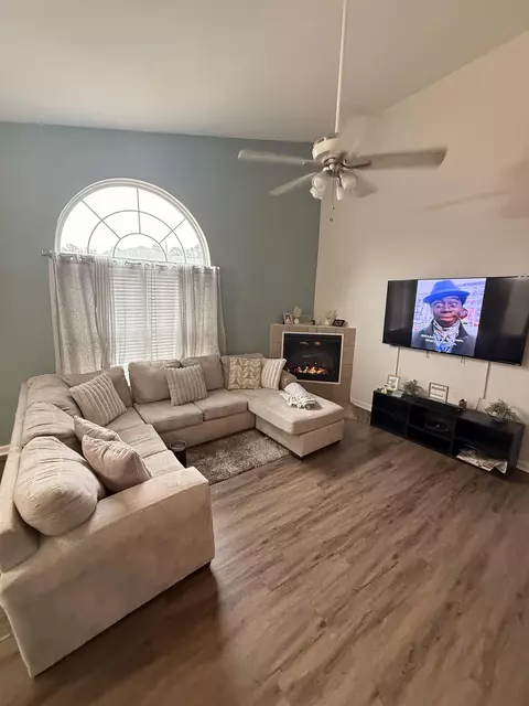Living - 545 Slash Cir, Midway, FL 32343 photo 3 of 8