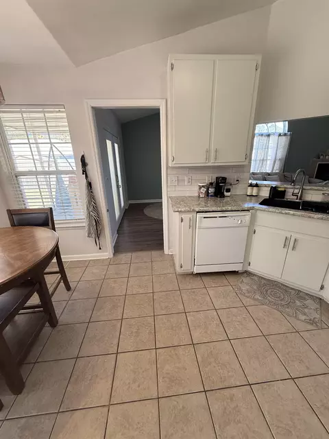 Kitchen - 545 Slash Cir, Midway, FL 32343 photo 4 of 5