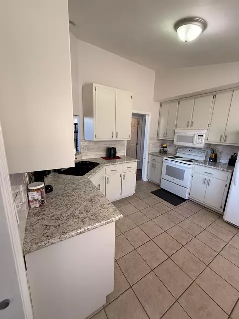 Kitchen - 545 Slash Cir, Midway, FL 32343 photo 3 of 5