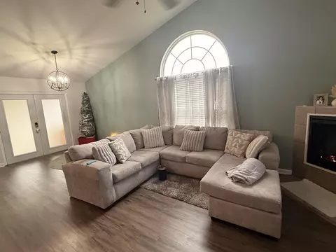 Living - 545 Slash Cir, Midway, FL 32343 photo 2 of 8
