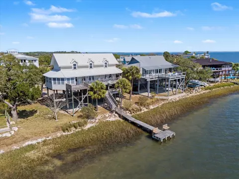 35 Lighthouse Pt, Crawfordville, FL 32327