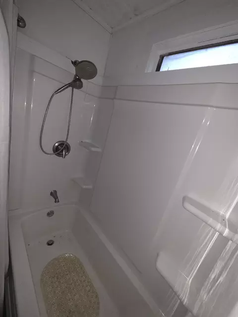 Bath - 302 W Spring Pl, Perry, FL 32347 photo 2 of 3