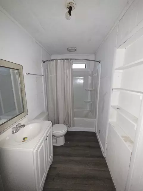 Bath - 302 W Spring Pl, Perry, FL 32347 photo 1 of 3