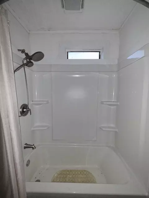 Bath - 302 W Spring Pl, Perry, FL 32347 photo 3 of 3