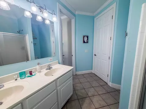 Bath - 709 SE 3rd St #D, Carrabelle, FL 32322 photo 2 of 9
