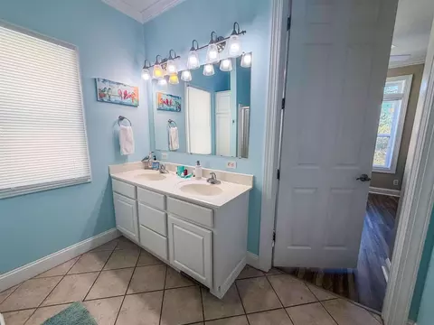 Bath - 709 SE 3rd St #D, Carrabelle, FL 32322 photo 3 of 9