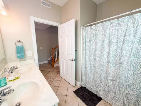 Bath - 709 SE 3rd St #D, Carrabelle, FL 32322 photo 9 of 9