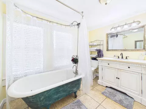 Bath - 602 W Bay St, Perry, FL 32347 photo 4 of 4