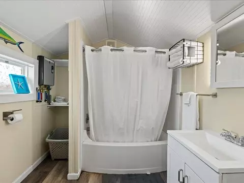 Bath - 603 SE Riverside Dr, Steinhatchee, FL 32359 photo 5 of 5