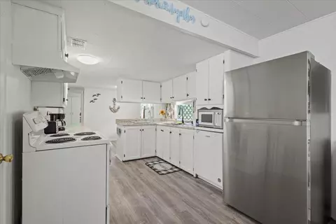 Kitchen - 1100 W Ash St, Perry, FL 32347 photo 3 of 3