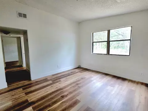 Living - 906 N Veterans Dr, Perry, FL 32347 photo 4 of 4