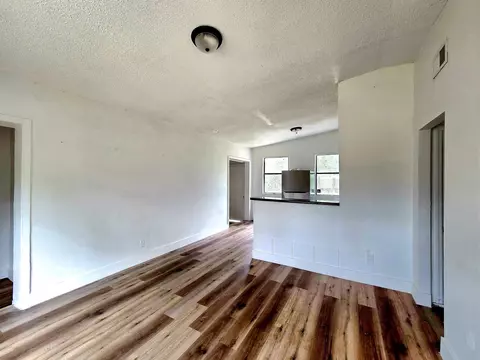 Living - 906 N Veterans Dr, Perry, FL 32347 photo 2 of 4