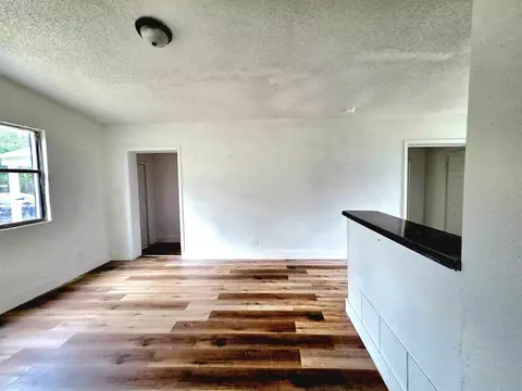 Living - 906 N Veterans Dr, Perry, FL 32347 photo 1 of 4