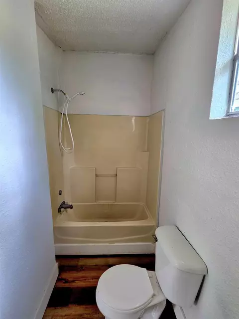 Bath - 906 N Veterans Dr, Perry, FL 32347 photo 2 of 4