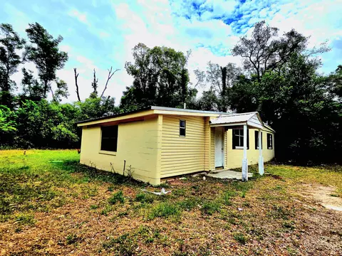 Exterior - 906 N Veterans Dr, Perry, FL 32347 photo 4 of 6