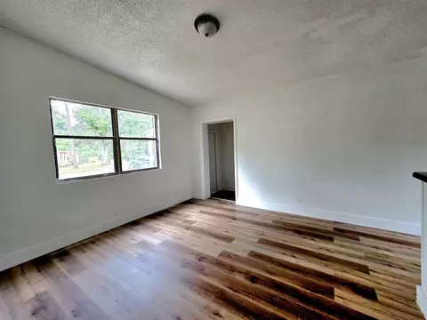 Living - 906 N Veterans Dr, Perry, FL 32347 photo 3 of 4