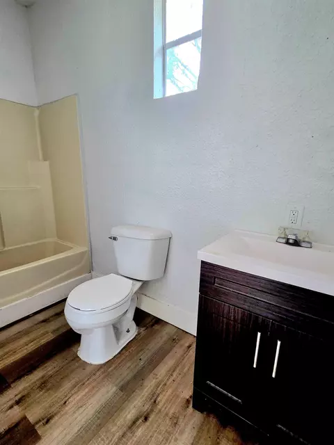 Bath - 906 N Veterans Dr, Perry, FL 32347 photo 1 of 4