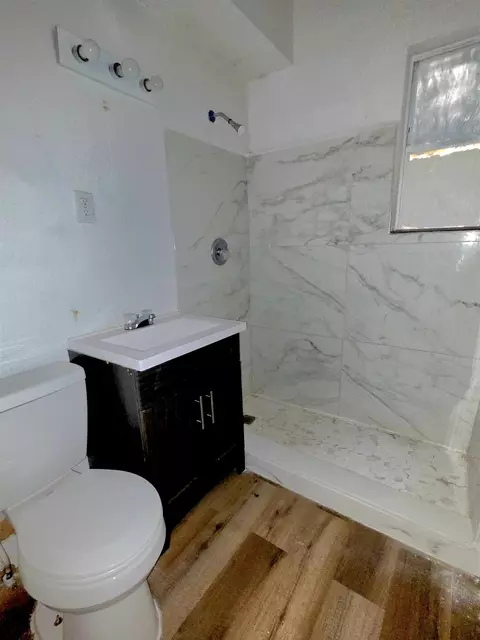 Bath - 906 N Veterans Dr, Perry, FL 32347 photo 3 of 4