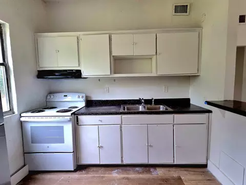 Kitchen - 906 N Veterans Dr, Perry, FL 32347 photo 2 of 2