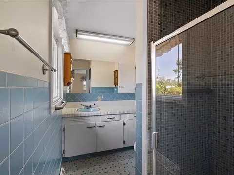 Bath - 103 Crest Dr, Perry, FL 32348 photo 3 of 4