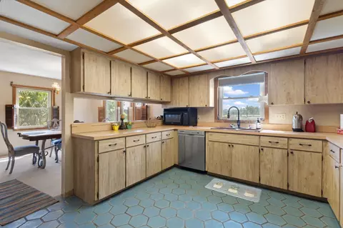 Kitchen - 15270 Beach Rd, Perry, FL 32348 photo 3 of 4