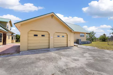 Exterior - 15270 Beach Rd, Perry, FL 32348 photo 15 of 18
