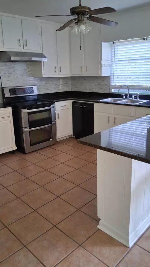 Kitchen - 507 Plantation Rd, Perry, FL 32348 photo 1 of 5