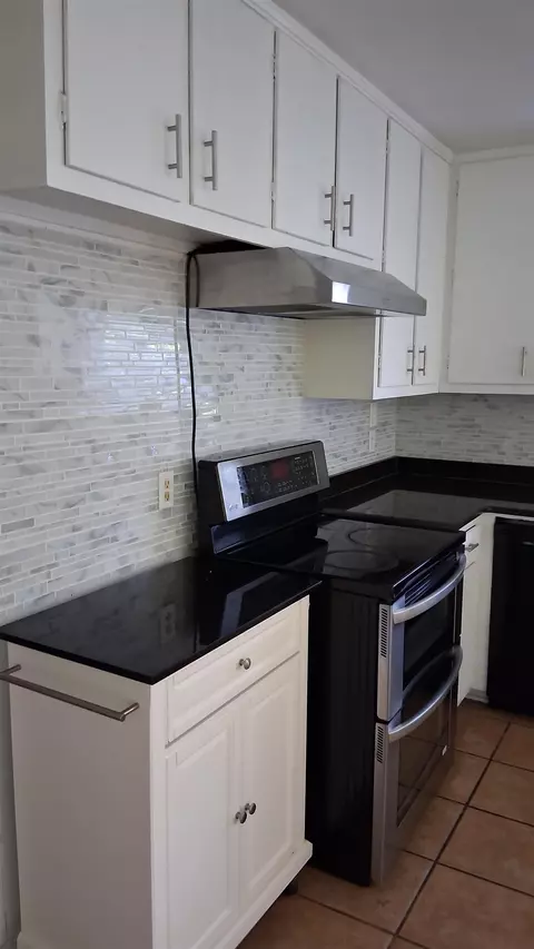 Kitchen - 507 Plantation Rd, Perry, FL 32348 photo 5 of 5