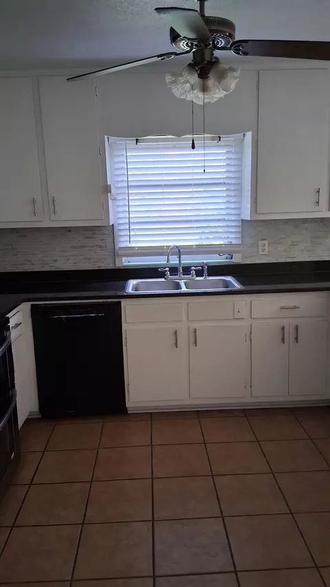 Kitchen - 507 Plantation Rd, Perry, FL 32348 photo 4 of 5