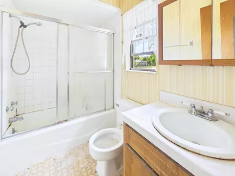 Bath - 105 Marshall Dr, Perry, FL 32347 photo 1 of 2