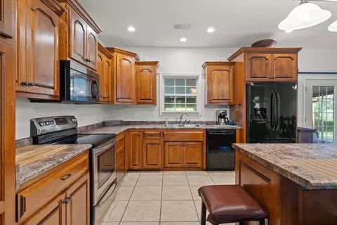 Kitchen - 9072 S County Road 53, Madison, FL 32340 photo 3 of 6