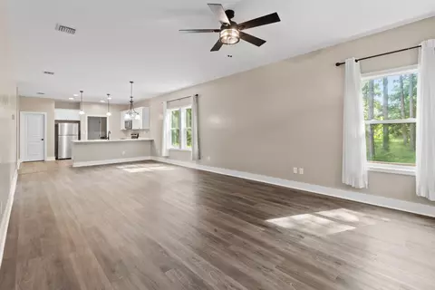 Living - 211 Franklin St, Carrabelle, FL 32322 photo 2 of 4