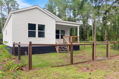 Exterior - 211 Franklin St, Carrabelle, FL 32322 photo 3 of 7
