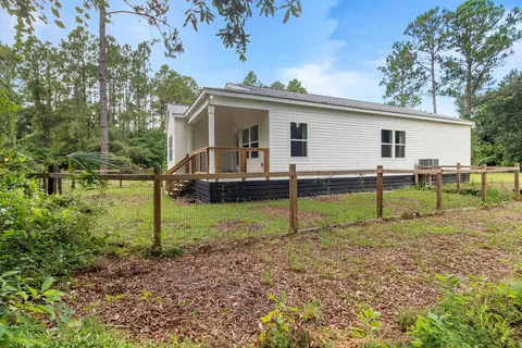 Exterior - 211 Franklin St, Carrabelle, FL 32322 photo 2 of 7