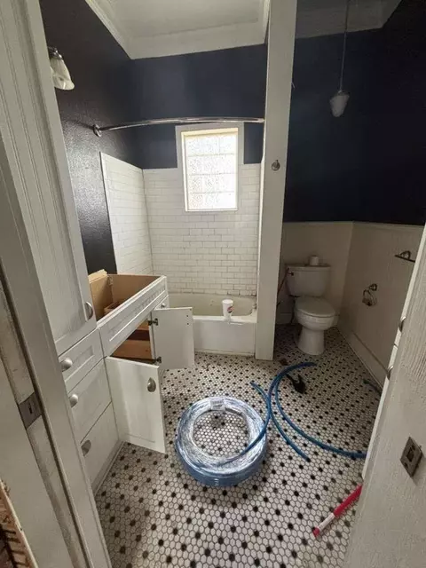 Bath - 804 N Calhoun St, Perry, FL 32347 photo 1 of 1