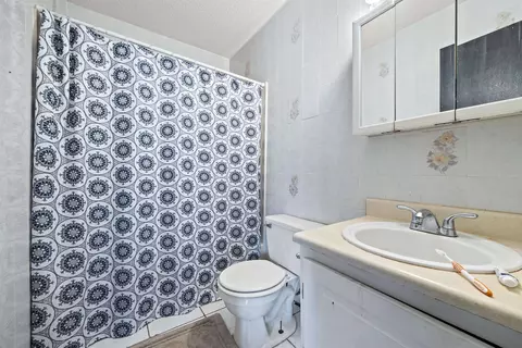Bath - 405 SE Apache Ave, Lee, FL 32059 photo 2 of 2