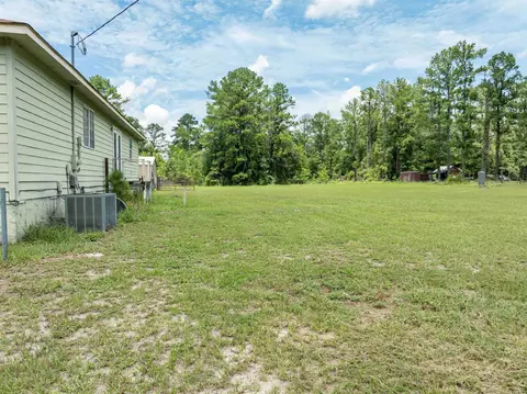 Exterior - 405 SE Apache Ave, Lee, FL 32059 photo 7 of 12