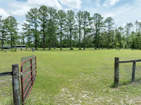 Exterior - 405 SE Apache Ave, Lee, FL 32059 photo 5 of 12