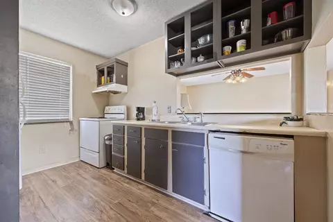 Kitchen - 405 SE Apache Ave, Lee, FL 32059 photo 1 of 2