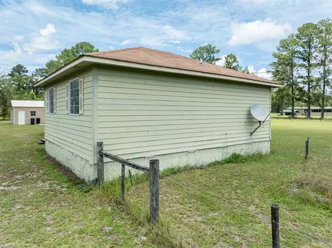 Exterior - 405 SE Apache Ave, Lee, FL 32059 photo 11 of 12