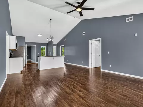 Living - 920 Arlington Cir, Quincy, FL 32351 photo 4 of 6