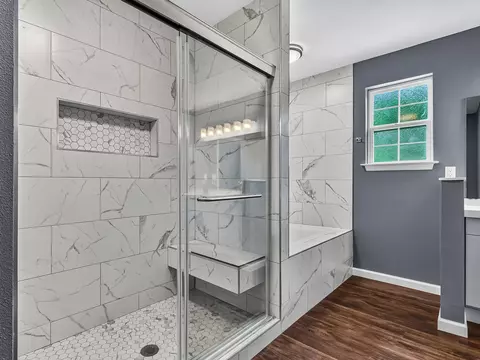 Bath - 920 Arlington Cir, Quincy, FL 32351 photo 1 of 4