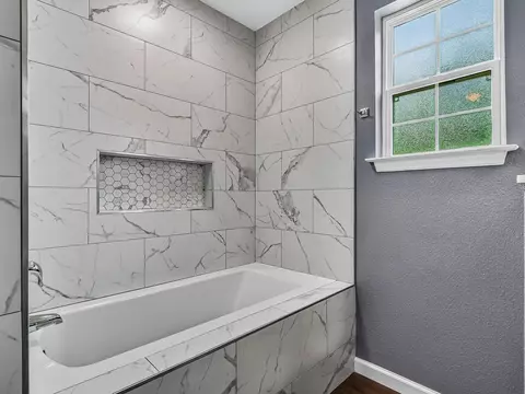 Bath - 920 Arlington Cir, Quincy, FL 32351 photo 2 of 4