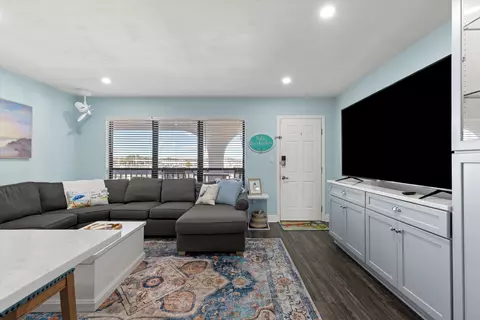 Living - 903 NW Avenue A, Carrabelle, FL 32322 photo 1 of 4